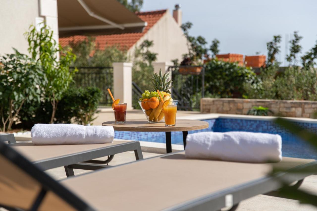 Villa Sun Garden - 4 Star Villa With Heated Swimming Pool, Quiet Bay, Bbq, 50M From The Sea Milna  Ngoại thất bức ảnh